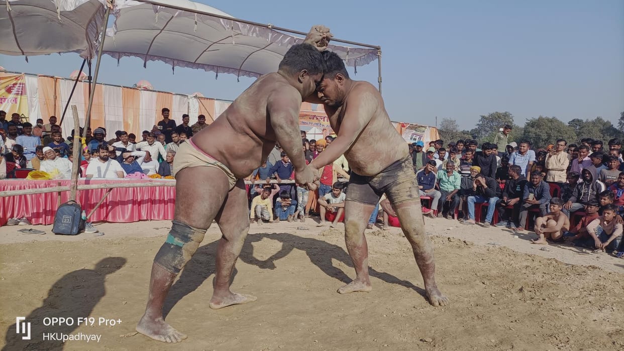 Wrestlers tried tricks in wrestling, defeated their rivals