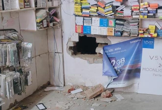 Phones and cash worth Rs 5 lakh stolen from mobile shop