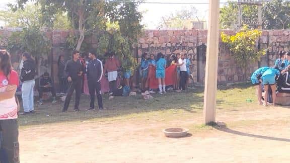 दुपट्टे की ओट लगाकर कपड़े बदलतीं बालिकाएं 