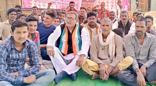 Villagers gathered for Congress' Satyagraha and staged a sit-in and raised slogans