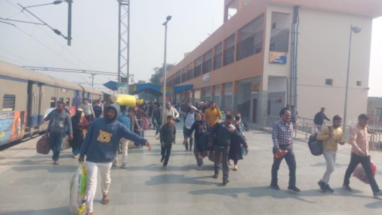 Platform changed at the last moment, passengers rushed