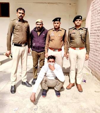 A young man in police constable's uniform was caught, during search 600 notes of Children's Bank and eight bundles of currency notes were found
