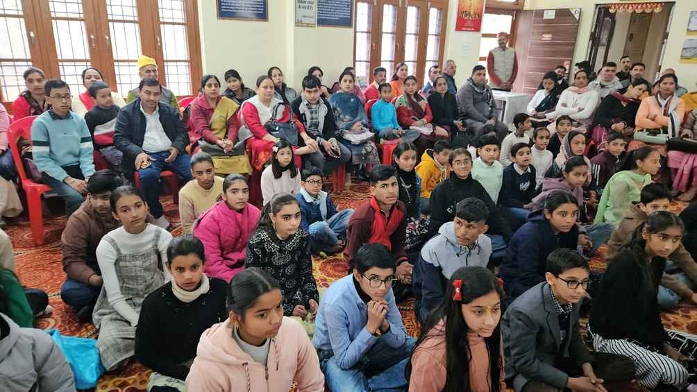 Meritorious children who topped the Indian culture knowledge exam were honored.