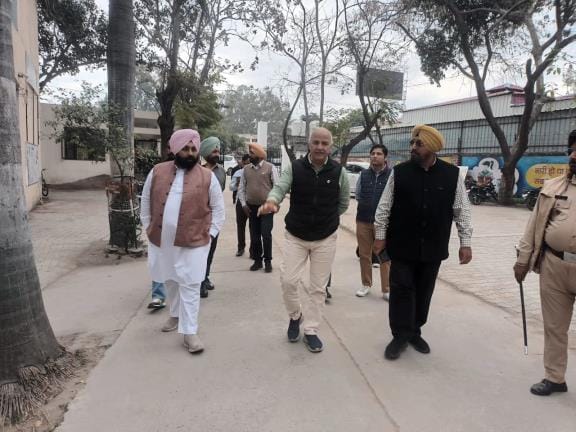 Education Minister Harjot Bains and Manish Sisodia learned about the problems of children in Derabassi School