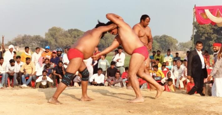 Wrestlers showed their strength in wrestling