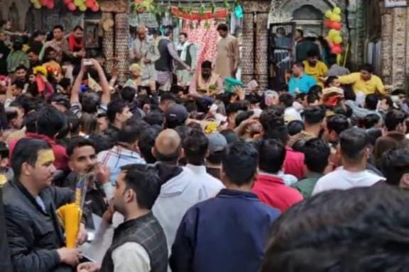 baankebihaaree mandir mein umade bhakt, galiyaan tak hueen jaam