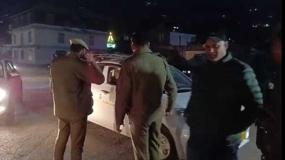 पुंछ में रात्री सुरक्षा कड़ी करते हुए वाहनों की जांच करते पुलिस अधिकारी और जवान