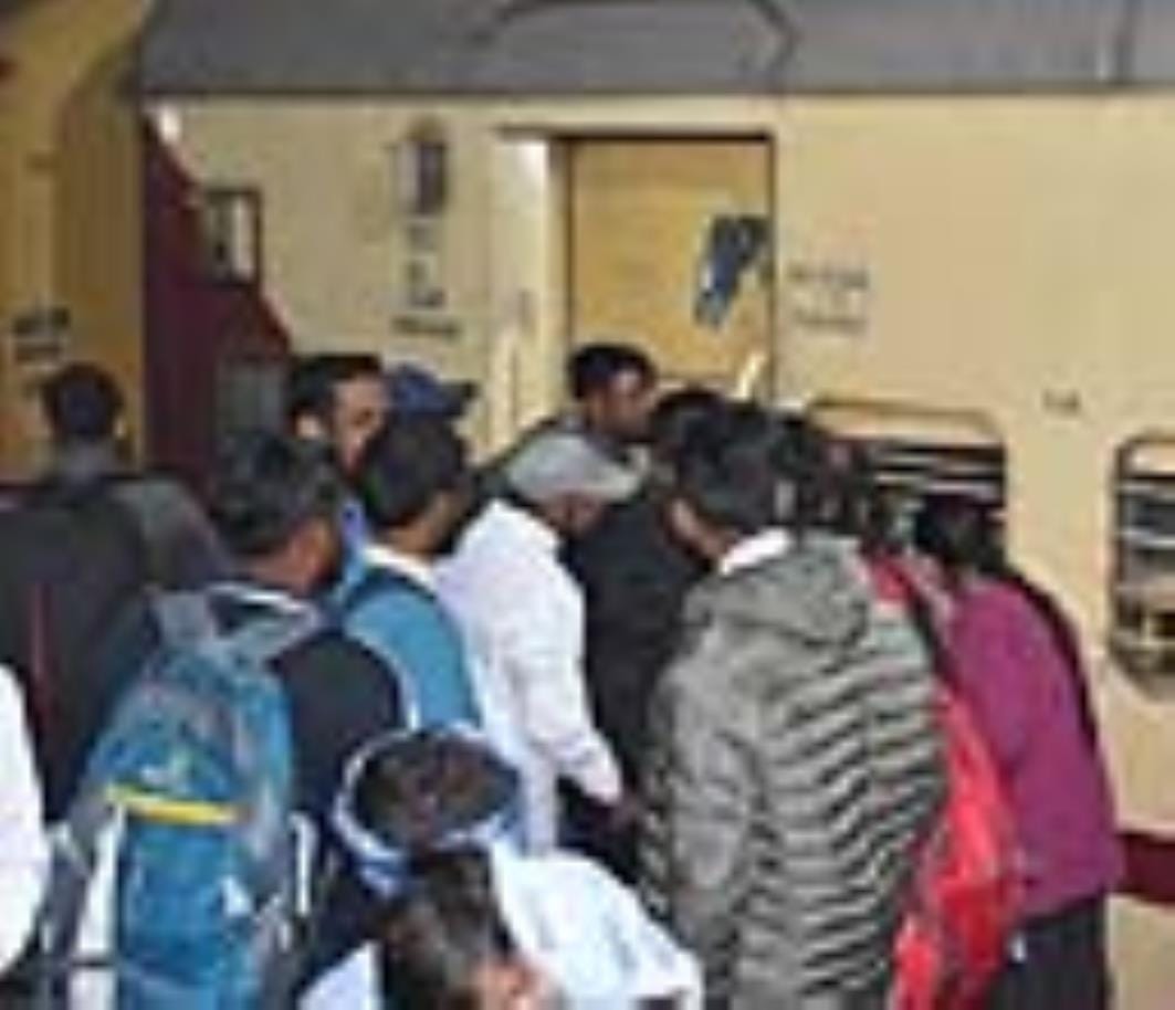 In Aligarh, there was a scuffle while trying to board the Prayagraj Express, 9 injured