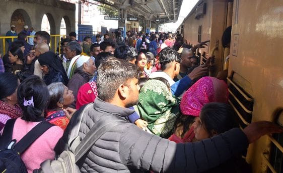 Passengers ran as soon as the Kasganj-Bareilly passenger train arrived