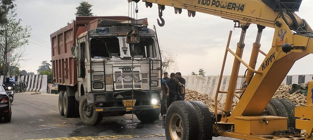 Tipper fell into ditch in Tahliwal and Bharwain, two injured