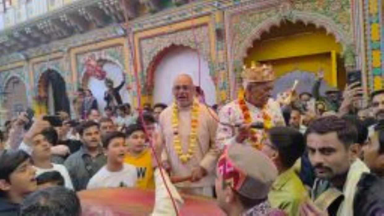 rangeele rasiya ko rijhaane ke lie rang-raag se khel rahe phaag