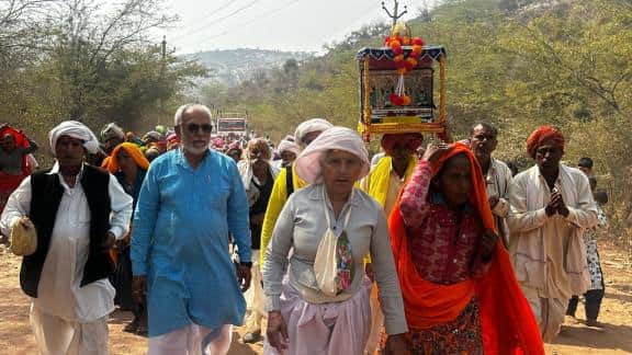 आदिबद्री धाम की परिक्रमा लगाते श्रद्धालु 