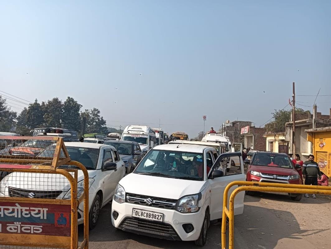 Englishpulis ne chaar shraddhaaluon ko peeta, jaam se raha bura haal   Police beat four devotees, condition was bad due to traffic jam