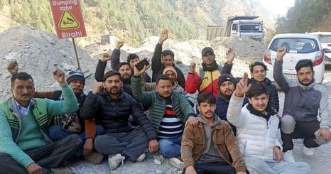 Birhi-Nijmula road blocked in protest against debris dumping zone