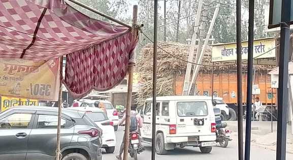 Jam caused by overloaded sugarcane truck