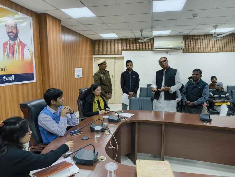 DC gave instructions to solve the sewerage problem in Holi Park