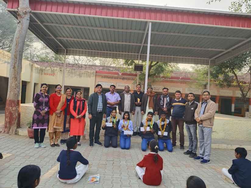 Students who returned after winning the half marathon in Kanvi Vidyalaya were honored