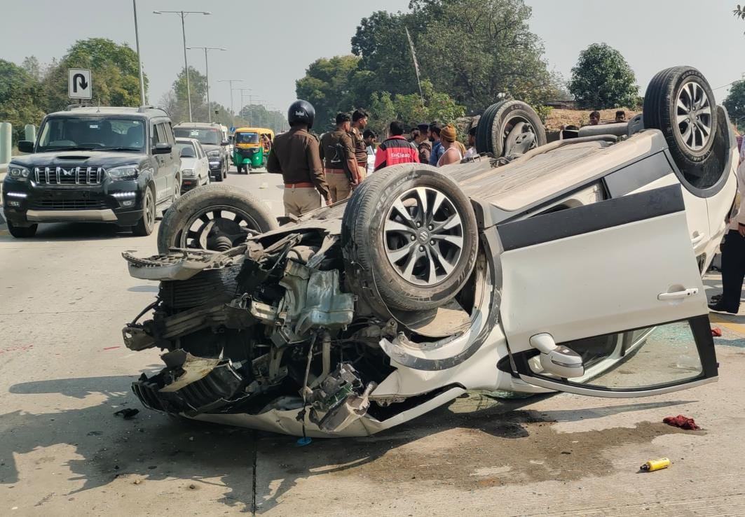 Car overturns on Lucknow-Varanasi highway, five devotees injured