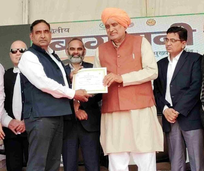 Agriculture Minister honored IPS officer and progressive farmer Dharamveer Punia