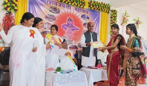 Students gave the message of staying away from alcohol and gutkha through songs