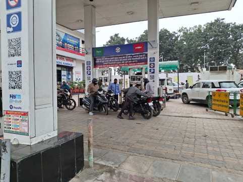 Petrol being given without helmet