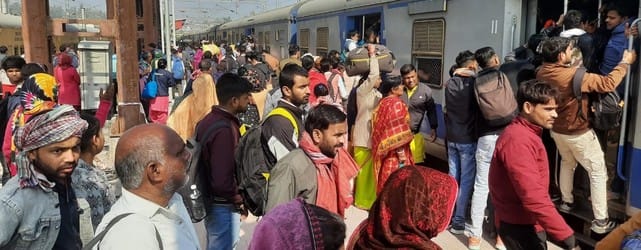 Mahakumbh special train stopped at Khurja station