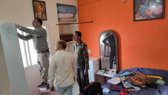 मौके पर जांच करते एफएसएल अधिकारी