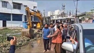 Builder blocked the drain, Gangotri Vihar Colony filled with dirty water