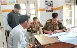 मामले की जांच करती पुलिस