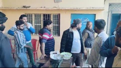 Gau rakshaks caught the game of selling non-veg in prohibited area