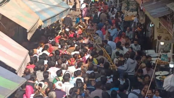 मथुरा। बांकेबिहारी मंदिर के बाहर लगी भक्तों की भीड़।