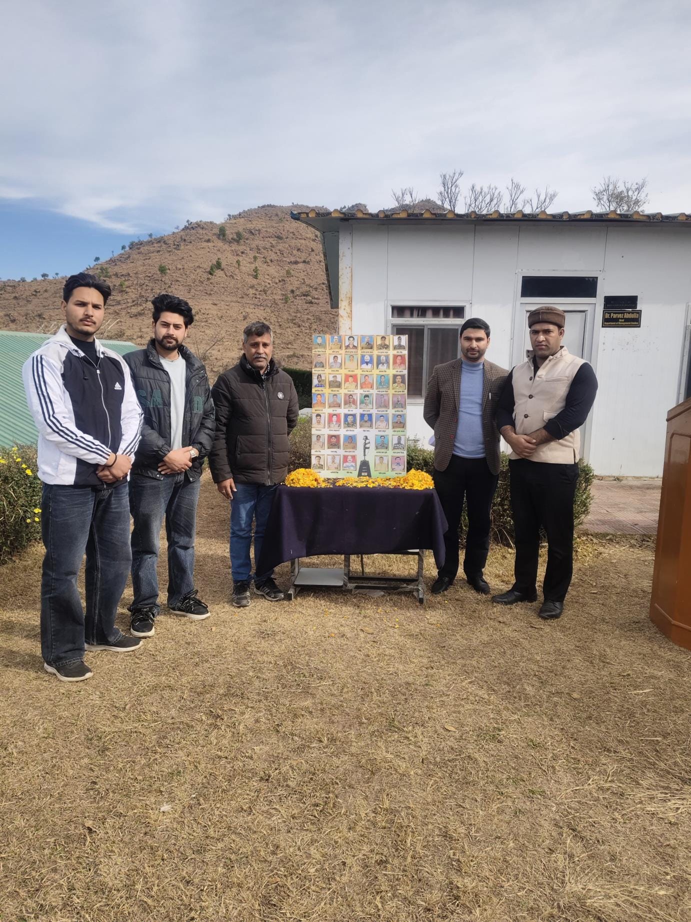  पुलवामा हमले के बलिदानियों को श्रद्धांजलि देते विद्यार्थी। संवाद
