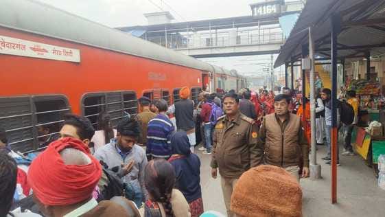 Crowd gathered in Sangam Express, police took over the arrangements