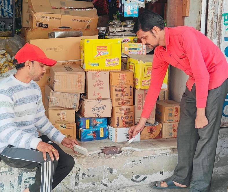 Thieves broke the locks of the grocery shop