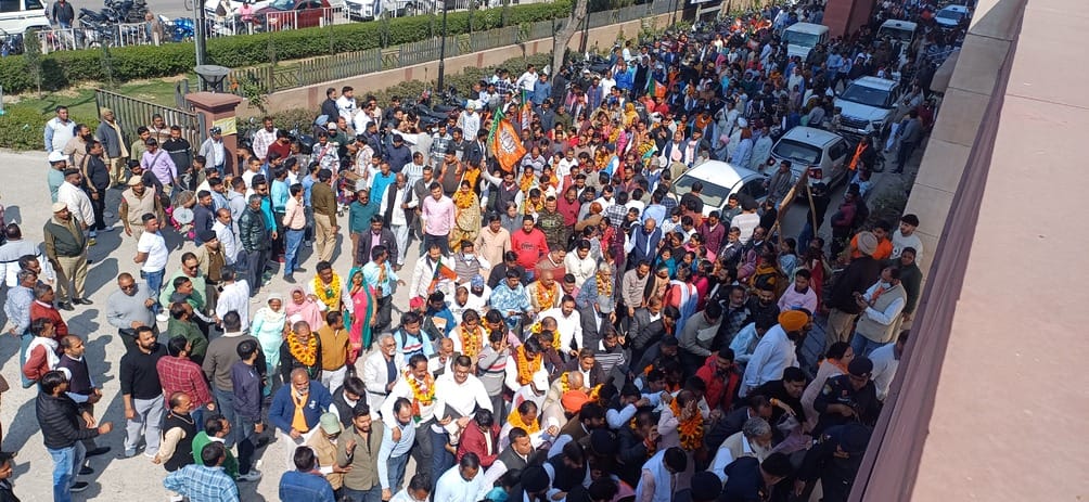 On the last day of nomination, the crowd in Cantt broke up