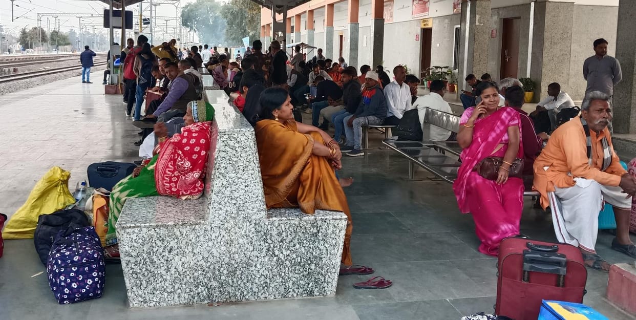 Crowd of devotees gathered in Mahakumbh special