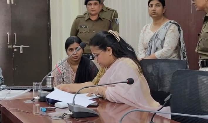 अपर कलेक्टर एकता जायसवाल पीड़ा सुनती पूजा