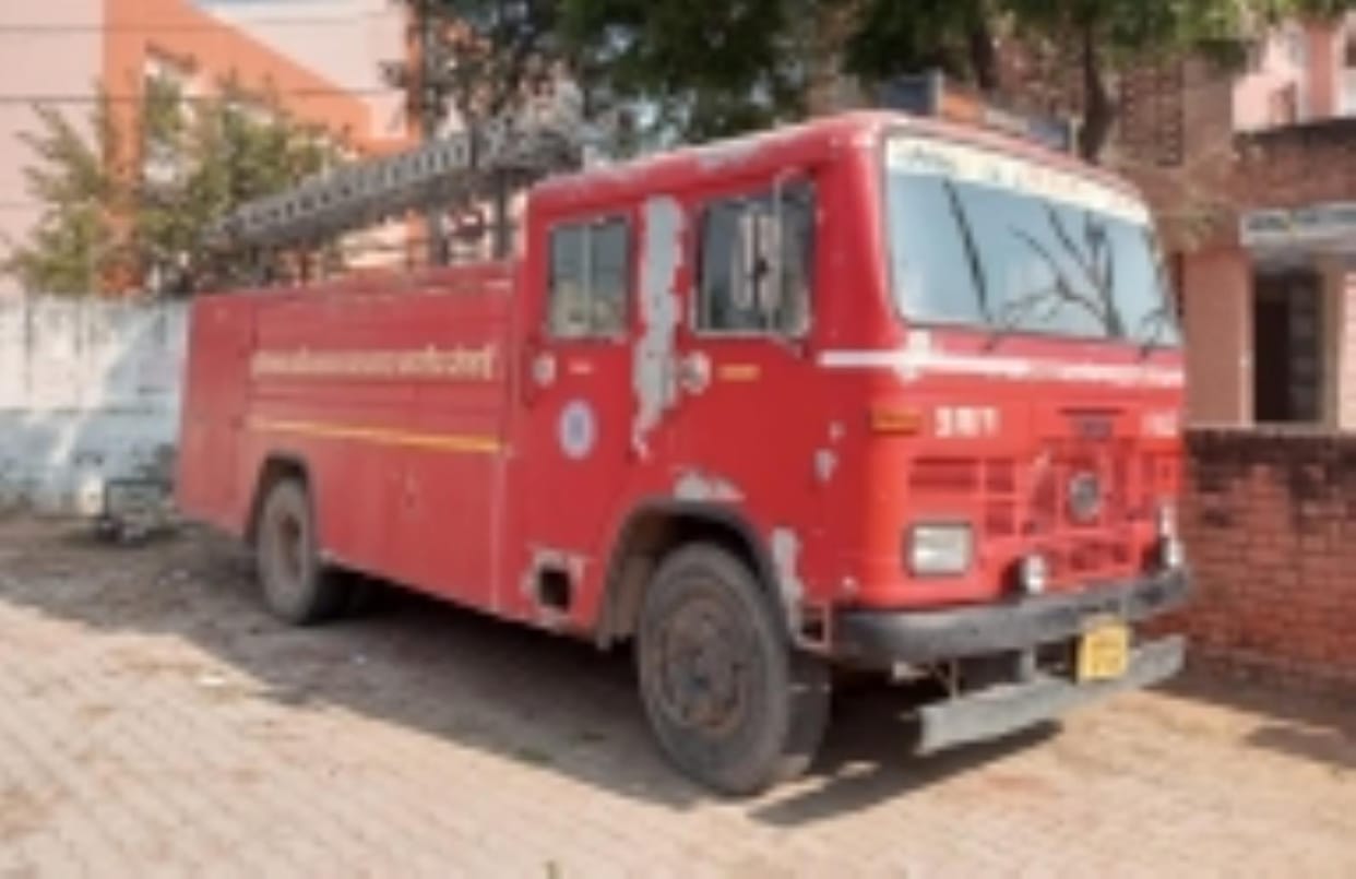 Fire broke out in a garbage dump near Kashi railway station chaos ensued