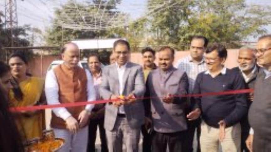 बृज उद्योग हस्तशिल्प एवं स्वयंसिद्धा मेले का उद्घाटन करते डीएम 