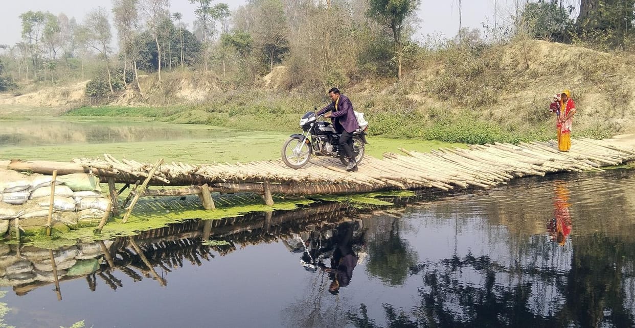 Five villagers made a bamboo-stick bridge, the journey of thousands became easier
