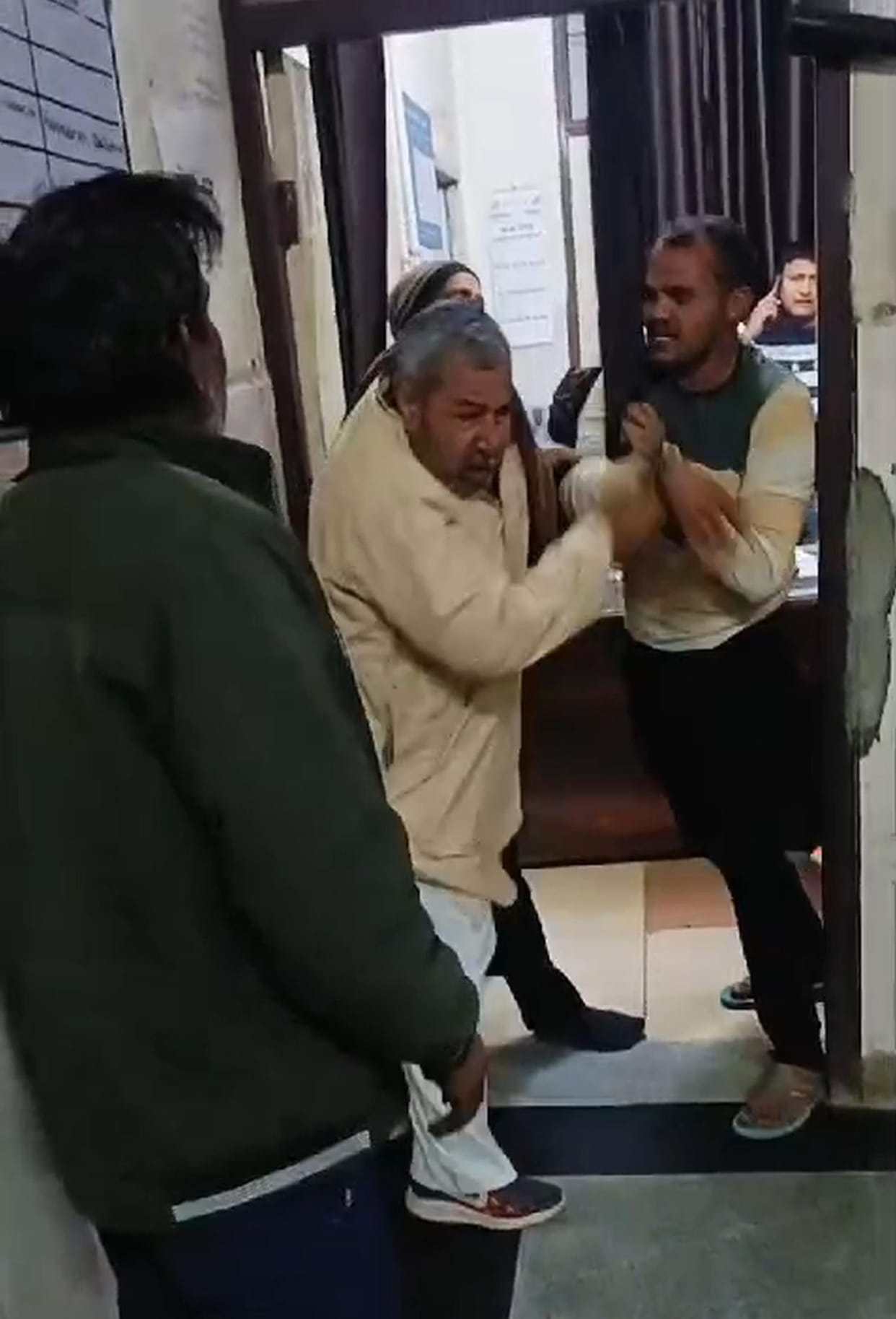 Fought in the village, then clashed in the hospital, even entered the doctor's room, throwing punches.