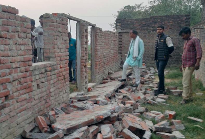 Child dies, 10 injured due to wall collapse