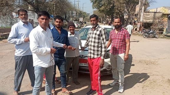 Protest against the bad condition of the road... Councilor pulled the car by tying a rope