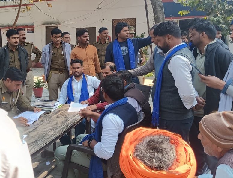 Ruckus at the police station in protest against making objectionable remarks on great men.