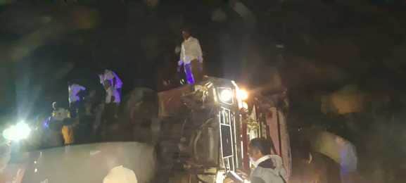 हादसे के बाद बस की खिड़कियों से बाहर निकले यात्री