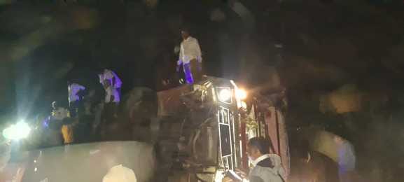 हादसे के बाद बस की खिड़कियों से बाहर निकले यात्री