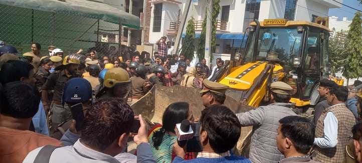 Ruckus in the colony during the action of Meda, action taken amid protest