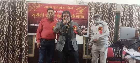 Singers participated in the melodious evening-tickling program