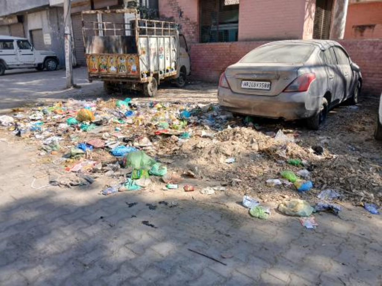 Piles of garbage in grain market, traders upset
