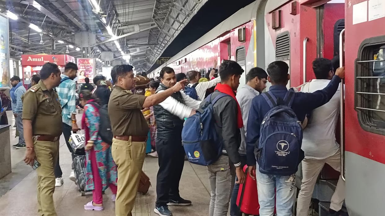 haadase par bhaaree aastha, kumbh kee or badhata ja raha kaaravaan